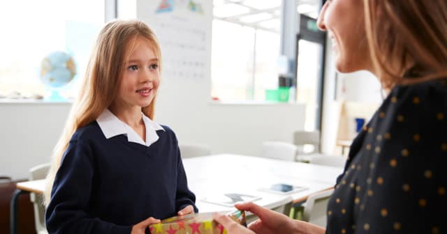 Co napisać w kronice dla wychowawczyni, by wzruszyć i podziękować? Co napisać w kronice dla wychowawczyni, by wzruszyć i podziękować?